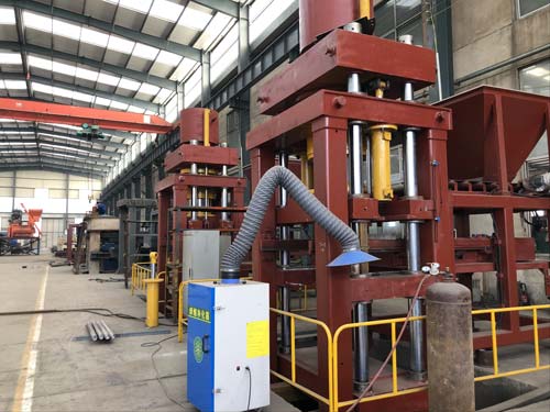 Machine à briques lontto-hydraulique