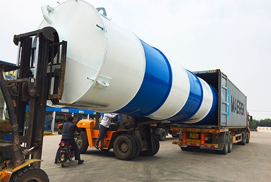 fábrica de ladrillos con silo de cemento